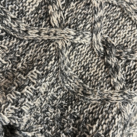 Old Navy,  poncho cable knit style M/L - Picture 6 of 8